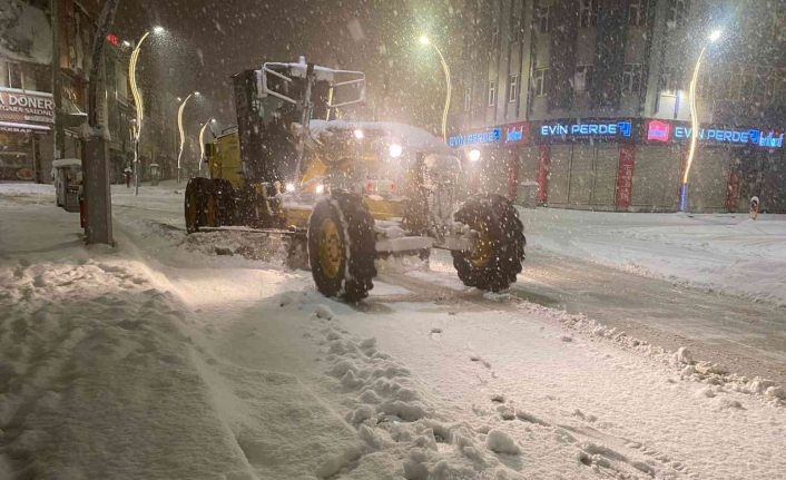 Van’da karla mücadele çalışmaları aralıksız sürüyor