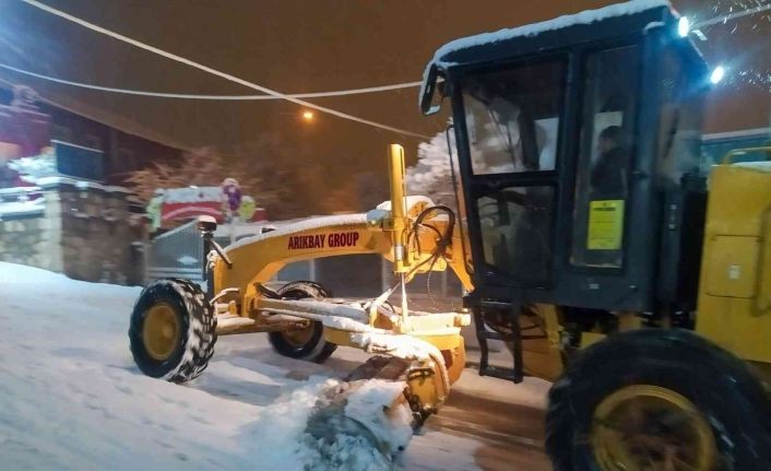 Başkale’de araçlar kara gömüldü, okullar tatil edildi