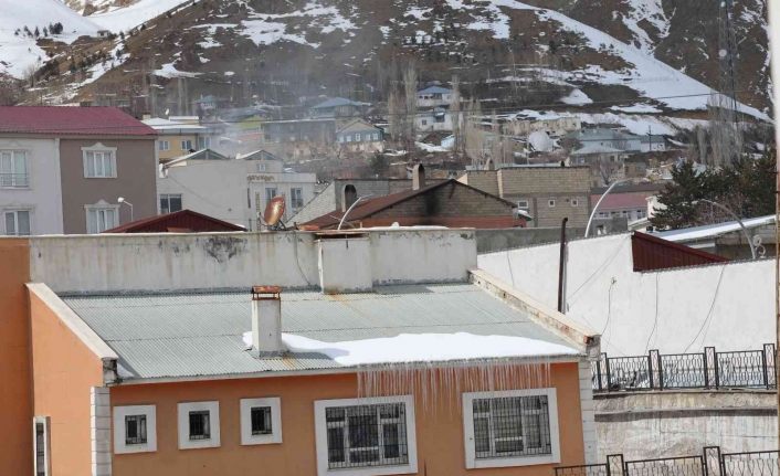 Çatılarda oluşan 3 metrelik buz sarkıtları tehlikeye neden oluyor
