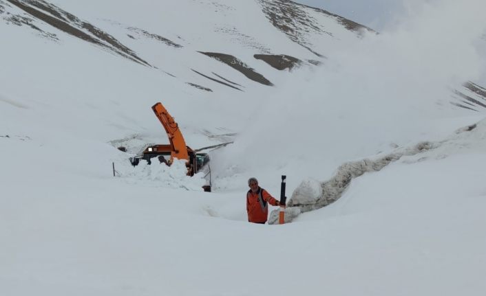 Kar kalınlığının 10 metreyi bulduğu Bahçesaray yolunda zorlu mücadele