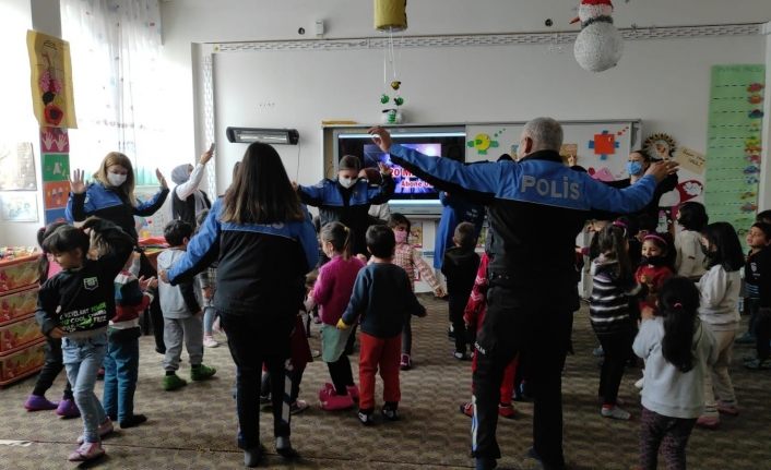 Minik öğrencilere polislik mesleği tanıtıldı