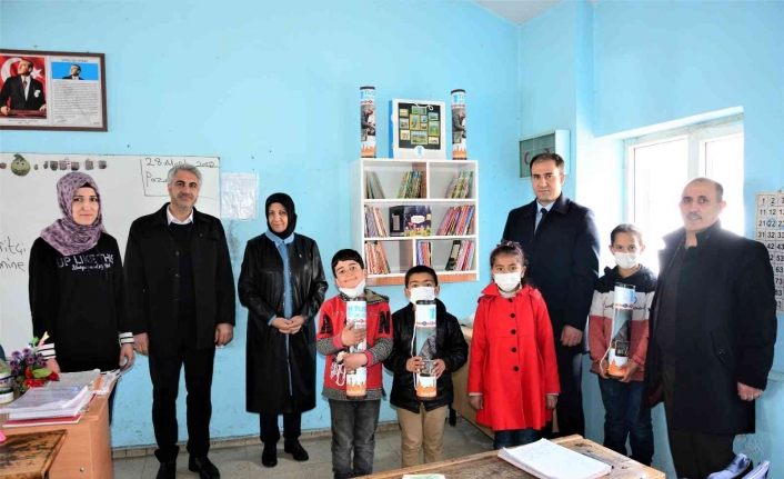 Tuşba Belediyesinden okullara kitaplık ve kitap desteği
