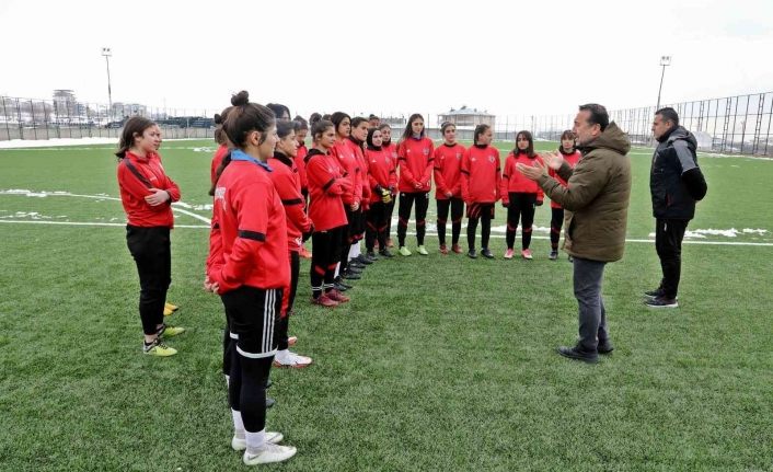 Van Büyükşehir Belediyesi Kadın Futbol Takımı ilk maçına hazırlanıyor