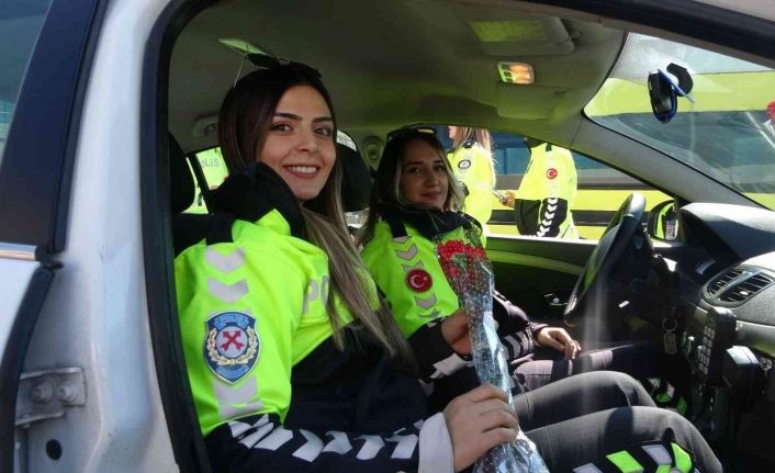 Van polisinden kadın sürücülere sürpriz