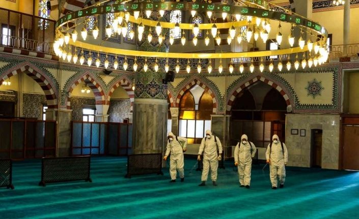 Van’da camiler Ramazan öncesi dezenfekte edildi