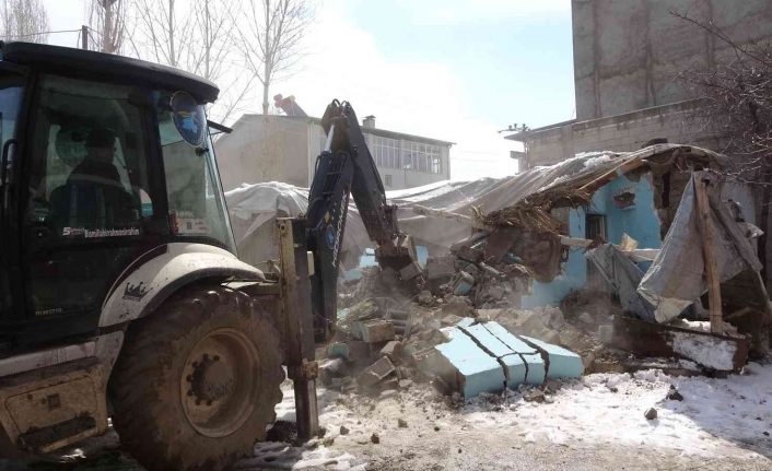 Van’da göçmenlerin kaldığı ‘şok ev’ yıktırıldı