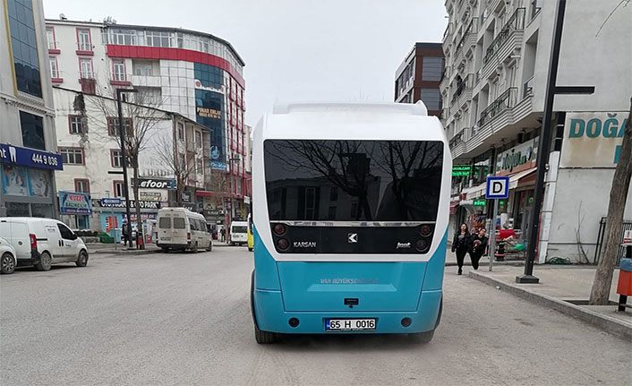 Van’da halk otobüsü terörü bu kez gazetecileri buldu