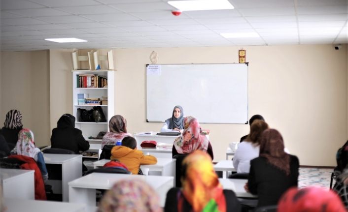 Vanlı kadınlara “sosyal medyada algı ve manipülasyon” konulu eğitim verildi
