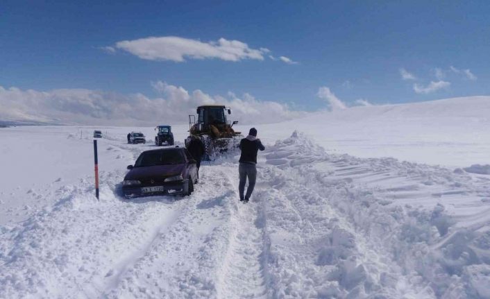 Yolda mahsur kalanları belediye ekipleri kurtardı