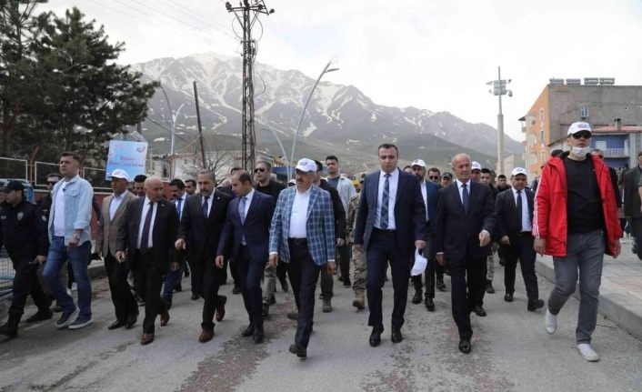 ’1. Akdamar Adası Badem Çiçeği Festivali’ kortej yürüyüşüyle başladı