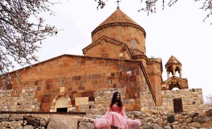 Akdamar Adası çiçek açtı