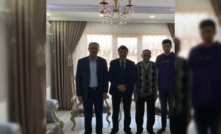Başkan türkmenoğlu şehit nihat akbaşın baba evini ziyaret etti