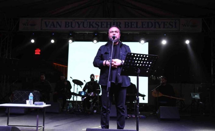İlahi sanatçısı Mustafa Cihat Vanlılarla buluştu