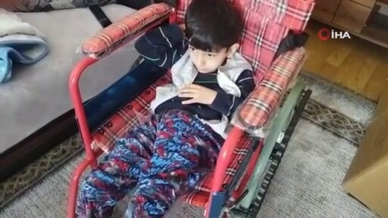 Küçük Mustafa, sosyal medya fenomeninin başlattığı kampanyayla tekerlekli sandalyesine kavuştu