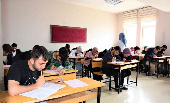 Tuşba Belediyesinden 2 bin 400 öğrenciye TYT deneme sınavı