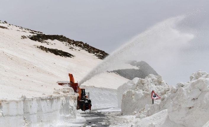 Van-Bahçesaray yolu ulaşıma açıldı