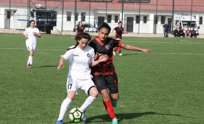 Van Büyükşehir Belediyesi Kadın Futbol takımı liderlik koltuğuna oturdu