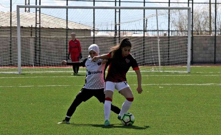 Van Büyükşehir Belediyesi Kadın Futbol Takımı namağlup liderliğini sürdürüyor
