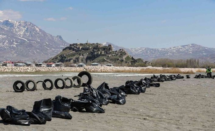 Van Gölü sahilinde 45 ton çöp toplandı