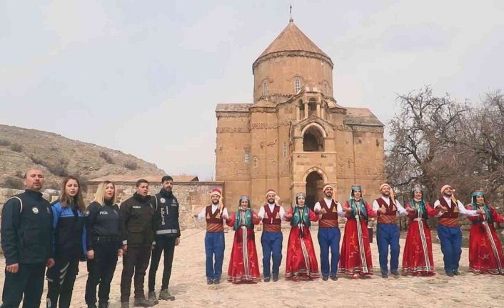 Van polisi görev yaptığı şehri türkülerle tanıttı