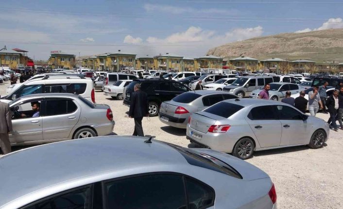 Van’da Ramazan Bayramı öncesi açık oto pazarında yoğunluk