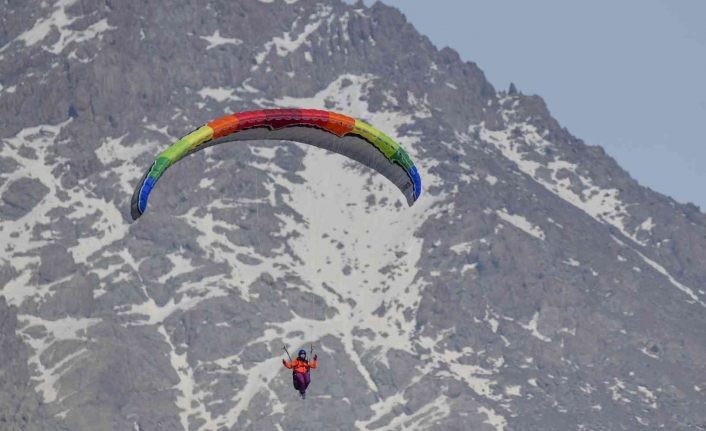 Yamaç paraşütü tutkunları Erek Dağı eteğinde antrenman yapıyor