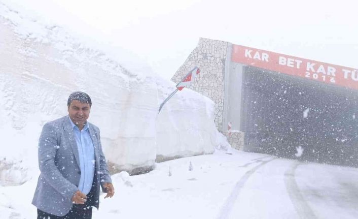 Bahçesaray yolunda Mayıs karı etkili oldu