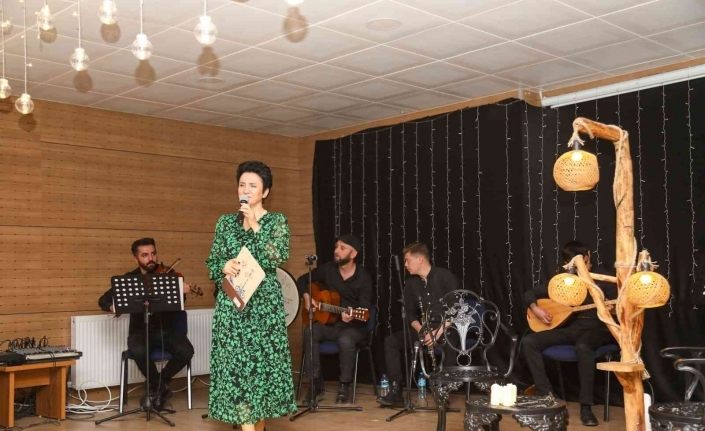 Başkale’de "Her Anne Bir Şiirdir" temalı şiir ve müzik programı düzenledi