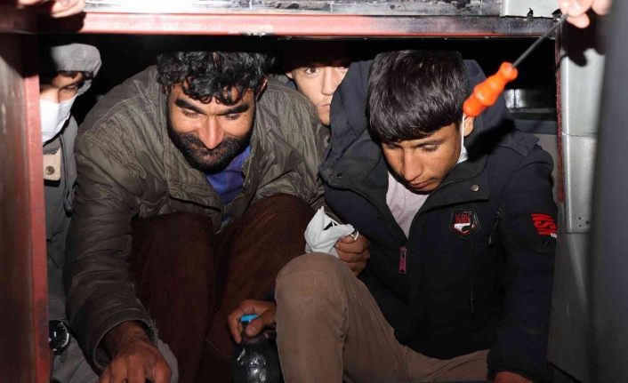 Erciş’te 2 otobüsün gizli bölmelerinde 47 düzensiz göçmen yakalandı