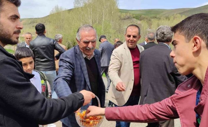 Gevaş’ta maskesiz mesafesiz bayram sevinci