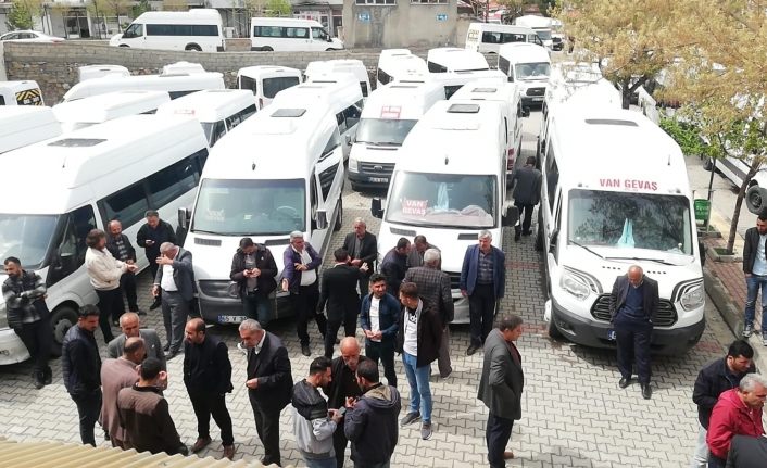 Gevaş’ta minibüsçüler kontak kapattı