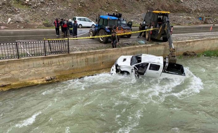 Kamyonet dereye uçtu: 2 ölü, 3 yaralı