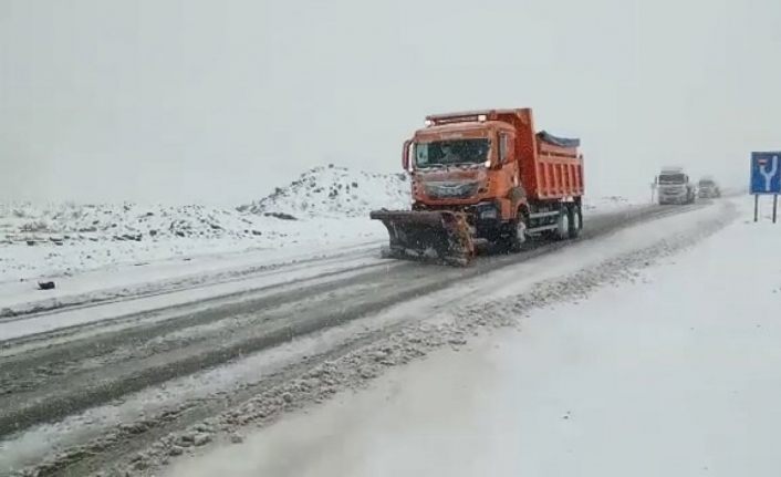 Tendürek Geçidi’nde kar yağışı trafikte aksamalara neden oluyor