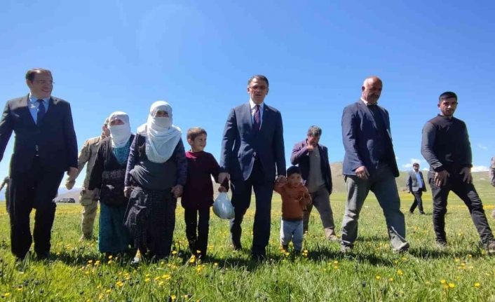 Vali Balcı, İran’ın sıfır noktasında hayvanlarını otlatan çoban ve peynir otu toplayan vatandaşları ziyaret etti