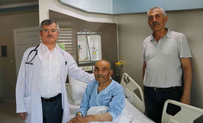 İki ana damarı kapalı olan 104 yaşındaki hasta, anjiyo ile sağlığına kavuştu