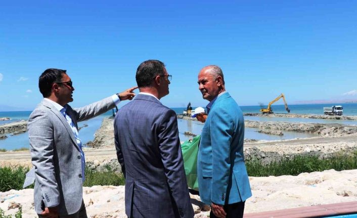 Vali Balcı Van Gölü’ndeki dip çamuru temizliği çalışmalarını inceledi