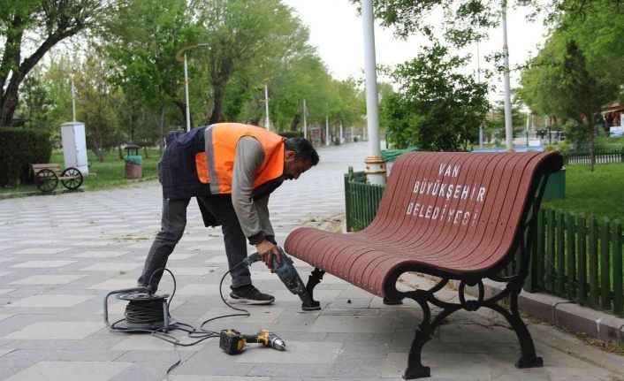 Van Büyükşehir Belediyesi 16 parkı bakım ve onarıma aldı