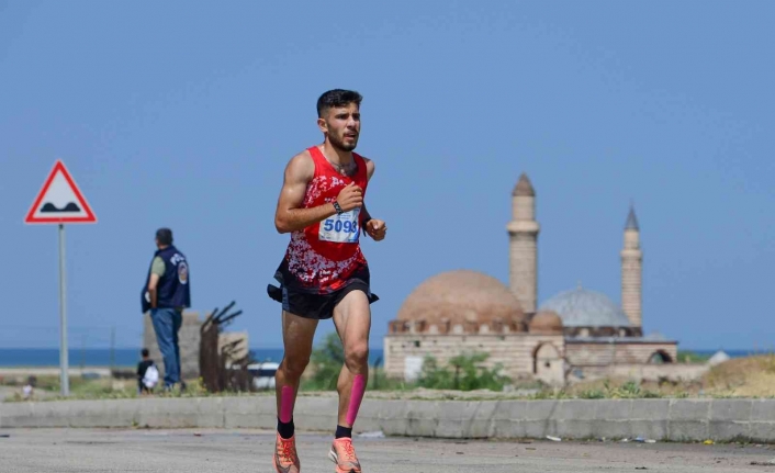 Van Büyükşehir Belediyesi ‘1. Van Denizi Yarı Maratonu’ koşusu yapıldı