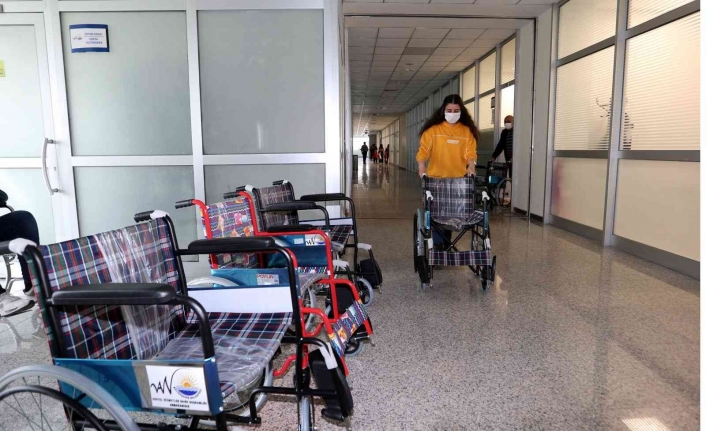Van’da 7 engelli vatandaşa tekerlekli sandalye hediye edildi