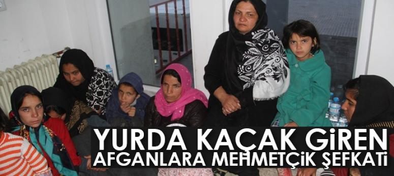 Yurda kaçak giren Afganlara Mehmetçik şefkati
