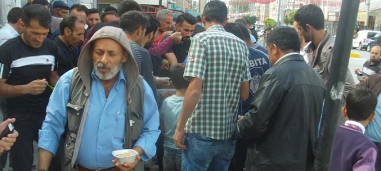 Özalp Belediyesi Cuma namazı sonrası aşure dağıttı