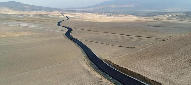 İran sınırında yol asfaltlama çalışması 
