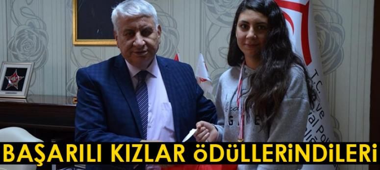 Başarılı kızlar ödüllendirildi