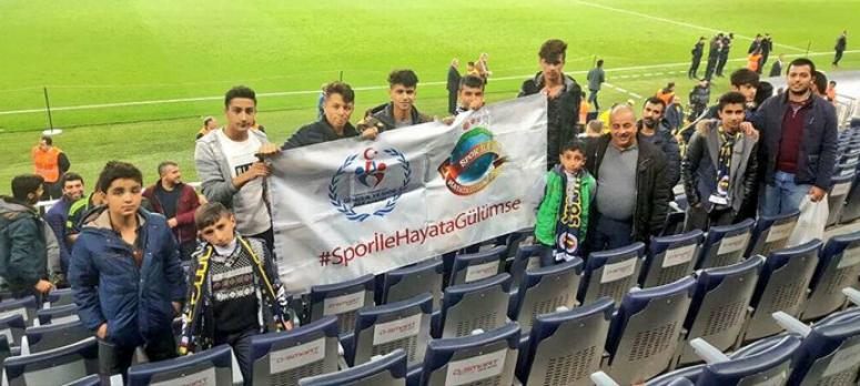 Vanlı çocuklar Fenerbahçe maçını tribünde izledi