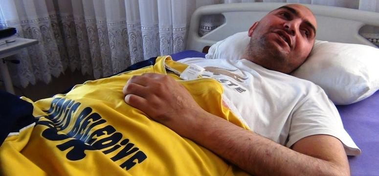 Erciş Belediyespor futbolcuları yatağa mahkum olan arkadaşlarını unutmadı
