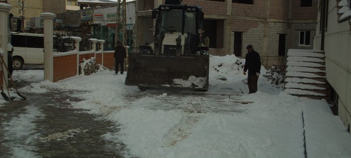 Özalp Belediyesinden kar temizleme çalışması