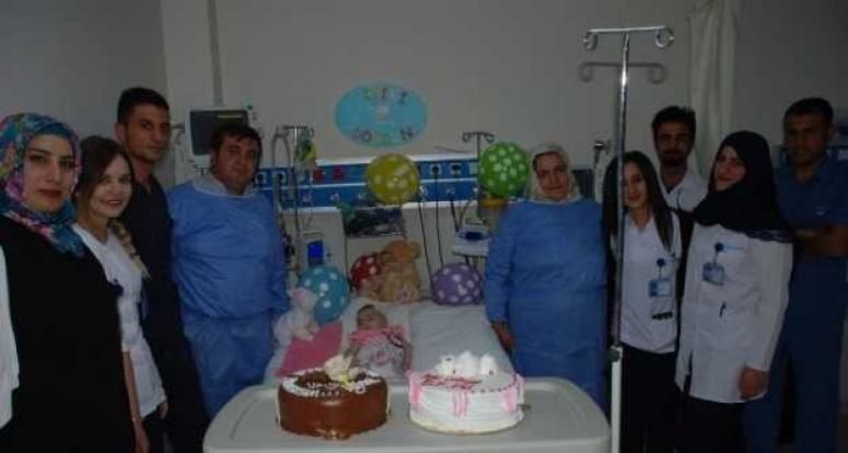 Elif Naz bebek ilk doğum gününü hastanede kutladı