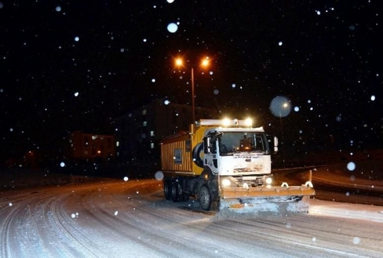 Erciş Belediyesinden karla mücadelede gece mesaisi