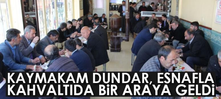 Kaymakam Dundar, esnafla kahvaltıda bir araya geldi