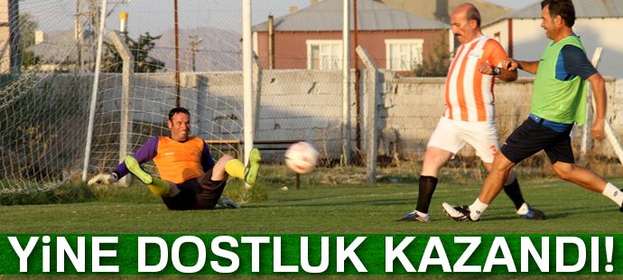 Van Büyükşehir Belediyespor yöneticileri ile Basınspor arasında dostluk maçı